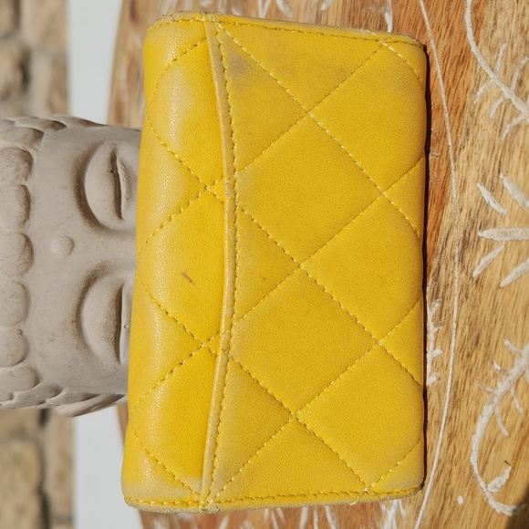 Chanel Quilted Yellow Key Holder with silver interlocking C logo - Picture 3 of 14